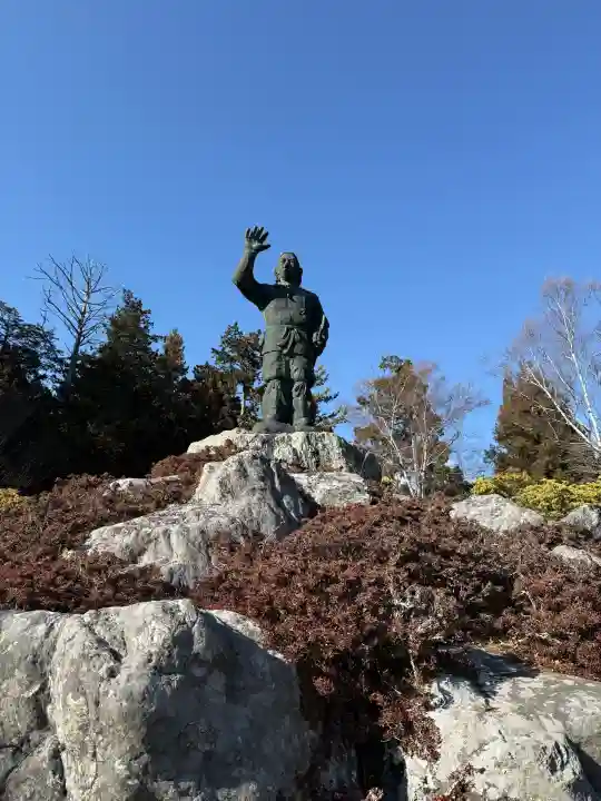 三峯神社の{uncategorized: "未分類", other: "その他", undefined: "問題あり", building: "その他建物", grave: "お墓", sacred_gate: "鳥居", guardian: "狛犬", statue: "像", buddha: "仏像", history: "歴史", nature: "自然", garden: "庭園", animal: "動物", pagoda: "塔", temizu: "手水舎", mountain_gate: "山門・神門", sanctuary: "本殿・本堂", subordinate: "末社・摂社", art: "芸術", scenery: "景色", jizo: "地蔵", ema: "絵馬", goshuin: "御朱印", omikuji: "おみくじ", items: "授与品その他", amulet: "お守り", goshuincho: "御朱印帳", eats: "食事", festival: "お祭り", votive_dance: "神楽", shichigosan: "七五三参", wedding: "結婚式", experience: "体験その他", initially: "初詣", around: "周辺", anti_infection: "感染症対策"}