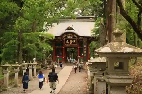 三峯神社の山門