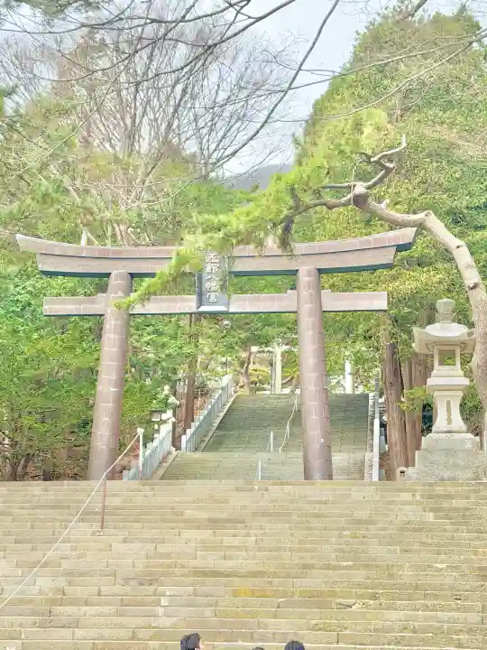 函館八幡宮の{uncategorized: "未分類", other: "その他", undefined: "問題あり", building: "その他建物", grave: "お墓", sacred_gate: "鳥居", guardian: "狛犬", statue: "像", buddha: "仏像", history: "歴史", nature: "自然", garden: "庭園", animal: "動物", pagoda: "塔", temizu: "手水舎", mountain_gate: "山門・神門", sanctuary: "本殿・本堂", subordinate: "末社・摂社", art: "芸術", scenery: "景色", jizo: "地蔵", ema: "絵馬", goshuin: "御朱印", omikuji: "おみくじ", items: "授与品その他", amulet: "お守り", goshuincho: "御朱印帳", eats: "食事", festival: "お祭り", votive_dance: "神楽", shichigosan: "七五三参", wedding: "結婚式", experience: "体験その他", initially: "初詣", around: "周辺", anti_infection: "感染症対策"}