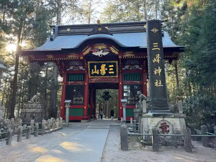 三峯神社の{uncategorized: "未分類", other: "その他", undefined: "問題あり", building: "その他建物", grave: "お墓", sacred_gate: "鳥居", guardian: "狛犬", statue: "像", buddha: "仏像", history: "歴史", nature: "自然", garden: "庭園", animal: "動物", pagoda: "塔", temizu: "手水舎", mountain_gate: "山門・神門", sanctuary: "本殿・本堂", subordinate: "末社・摂社", art: "芸術", scenery: "景色", jizo: "地蔵", ema: "絵馬", goshuin: "御朱印", omikuji: "おみくじ", items: "授与品その他", amulet: "お守り", goshuincho: "御朱印帳", eats: "食事", festival: "お祭り", votive_dance: "神楽", shichigosan: "七五三参", wedding: "結婚式", experience: "体験その他", initially: "初詣", around: "周辺", anti_infection: "感染症対策"}