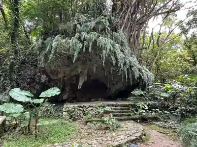 斎場御嶽の{uncategorized: "未分類", other: "その他", undefined: "問題あり", building: "その他建物", grave: "お墓", sacred_gate: "鳥居", guardian: "狛犬", statue: "像", buddha: "仏像", history: "歴史", nature: "自然", garden: "庭園", animal: "動物", pagoda: "塔", temizu: "手水舎", mountain_gate: "山門・神門", sanctuary: "本殿・本堂", subordinate: "末社・摂社", art: "芸術", scenery: "景色", jizo: "地蔵", ema: "絵馬", goshuin: "御朱印", omikuji: "おみくじ", items: "授与品その他", amulet: "お守り", goshuincho: "御朱印帳", eats: "食事", festival: "お祭り", votive_dance: "神楽", shichigosan: "七五三参", wedding: "結婚式", experience: "体験その他", initially: "初詣", around: "周辺", anti_infection: "感染症対策"}