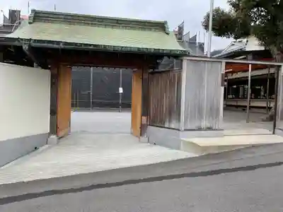 霊法会の山門・神門