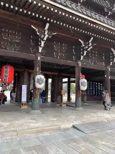 本山専修寺の山門