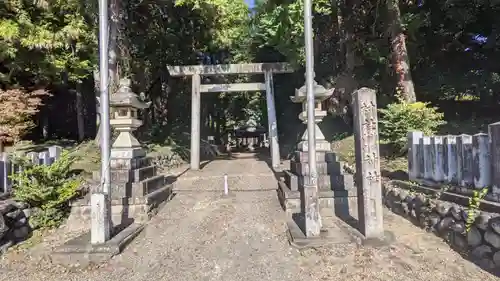 神明・白山社相殿の鳥居