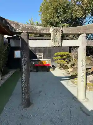 粟嶋神社の{uncategorized: "未分類", other: "その他", undefined: "問題あり", building: "その他建物", grave: "お墓", sacred_gate: "鳥居", guardian: "狛犬", statue: "像", buddha: "仏像", history: "歴史", nature: "自然", garden: "庭園", animal: "動物", pagoda: "塔", temizu: "手水舎", mountain_gate: "山門・神門", sanctuary: "本殿・本堂", subordinate: "末社・摂社", art: "芸術", scenery: "景色", jizo: "地蔵", ema: "絵馬", goshuin: "御朱印", omikuji: "おみくじ", items: "授与品その他", amulet: "お守り", goshuincho: "御朱印帳", eats: "食事", festival: "お祭り", votive_dance: "神楽", shichigosan: "七五三参", wedding: "結婚式", experience: "体験その他", initially: "初詣", around: "周辺", anti_infection: "感染症対策"}