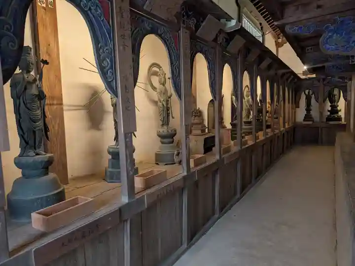 成身院 百体観音堂(さざえ堂)(埼玉県)
