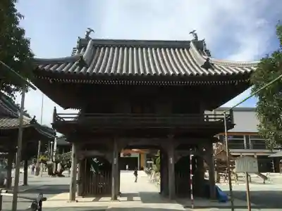 豊川閣　妙厳寺の山門・神門