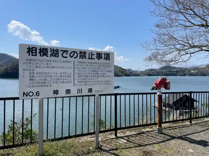 御供岩の{uncategorized: "未分類", other: "その他", undefined: "問題あり", building: "その他建物", grave: "お墓", sacred_gate: "鳥居", guardian: "狛犬", statue: "像", buddha: "仏像", history: "歴史", nature: "自然", garden: "庭園", animal: "動物", pagoda: "塔", temizu: "手水舎", mountain_gate: "山門・神門", sanctuary: "本殿・本堂", subordinate: "末社・摂社", art: "芸術", scenery: "景色", jizo: "地蔵", ema: "絵馬", goshuin: "御朱印", omikuji: "おみくじ", items: "授与品その他", amulet: "お守り", goshuincho: "御朱印帳", eats: "食事", festival: "お祭り", votive_dance: "神楽", shichigosan: "七五三参", wedding: "結婚式", experience: "体験その他", initially: "初詣", around: "周辺", anti_infection: "感染症対策"}