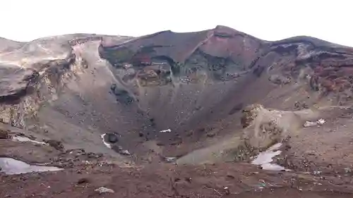 富士山頂上浅間大社奥宮の景色