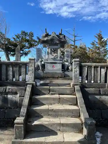 三峯神社の{uncategorized: "未分類", other: "その他", undefined: "問題あり", building: "その他建物", grave: "お墓", sacred_gate: "鳥居", guardian: "狛犬", statue: "像", buddha: "仏像", history: "歴史", nature: "自然", garden: "庭園", animal: "動物", pagoda: "塔", temizu: "手水舎", mountain_gate: "山門・神門", sanctuary: "本殿・本堂", subordinate: "末社・摂社", art: "芸術", scenery: "景色", jizo: "地蔵", ema: "絵馬", goshuin: "御朱印", omikuji: "おみくじ", items: "授与品その他", amulet: "お守り", goshuincho: "御朱印帳", eats: "食事", festival: "お祭り", votive_dance: "神楽", shichigosan: "七五三参", wedding: "結婚式", experience: "体験その他", initially: "初詣", around: "周辺", anti_infection: "感染症対策"}