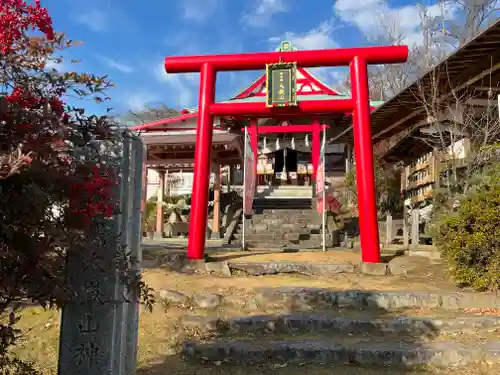 差出磯大嶽山神社 仕事と健康と厄よけの神さまの鳥居