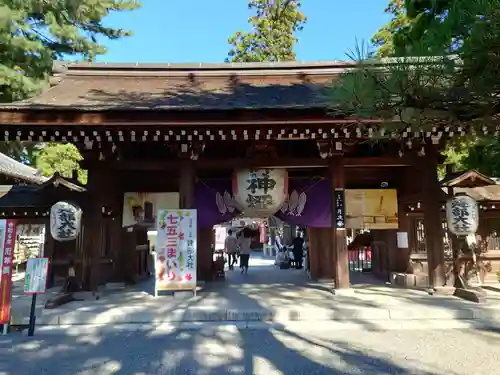 建部大社の山門