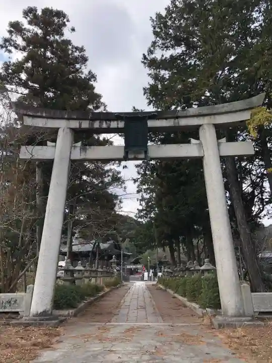 三尾神社の{uncategorized: "未分類", other: "その他", undefined: "問題あり", building: "その他建物", grave: "お墓", sacred_gate: "鳥居", guardian: "狛犬", statue: "像", buddha: "仏像", history: "歴史", nature: "自然", garden: "庭園", animal: "動物", pagoda: "塔", temizu: "手水舎", mountain_gate: "山門・神門", sanctuary: "本殿・本堂", subordinate: "末社・摂社", art: "芸術", scenery: "景色", jizo: "地蔵", ema: "絵馬", goshuin: "御朱印", omikuji: "おみくじ", items: "授与品その他", amulet: "お守り", goshuincho: "御朱印帳", eats: "食事", festival: "お祭り", votive_dance: "神楽", shichigosan: "七五三参", wedding: "結婚式", experience: "体験その他", initially: "初詣", around: "周辺", anti_infection: "感染症対策"}