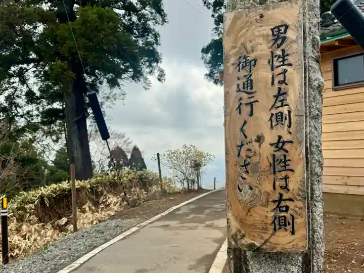 熊野那智神社の{uncategorized: "未分類", other: "その他", undefined: "問題あり", building: "その他建物", grave: "お墓", sacred_gate: "鳥居", guardian: "狛犬", statue: "像", buddha: "仏像", history: "歴史", nature: "自然", garden: "庭園", animal: "動物", pagoda: "塔", temizu: "手水舎", mountain_gate: "山門・神門", sanctuary: "本殿・本堂", subordinate: "末社・摂社", art: "芸術", scenery: "景色", jizo: "地蔵", ema: "絵馬", goshuin: "御朱印", omikuji: "おみくじ", items: "授与品その他", amulet: "お守り", goshuincho: "御朱印帳", eats: "食事", festival: "お祭り", votive_dance: "神楽", shichigosan: "七五三参", wedding: "結婚式", experience: "体験その他", initially: "初詣", around: "周辺", anti_infection: "感染症対策"}