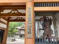 本佛寺の山門