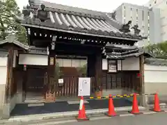 西導寺の山門