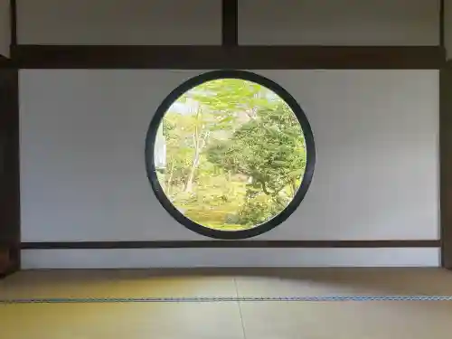 源光庵の{uncategorized: "未分類", other: "その他", undefined: "問題あり", building: "その他建物", grave: "お墓", sacred_gate: "鳥居", guardian: "狛犬", statue: "像", buddha: "仏像", history: "歴史", nature: "自然", garden: "庭園", animal: "動物", pagoda: "塔", temizu: "手水舎", mountain_gate: "山門・神門", sanctuary: "本殿・本堂", subordinate: "末社・摂社", art: "芸術", scenery: "景色", jizo: "地蔵", ema: "絵馬", goshuin: "御朱印", omikuji: "おみくじ", items: "授与品その他", amulet: "お守り", goshuincho: "御朱印帳", eats: "食事", festival: "お祭り", votive_dance: "神楽", shichigosan: "七五三参", wedding: "結婚式", experience: "体験その他", initially: "初詣", around: "周辺", anti_infection: "感染症対策"}