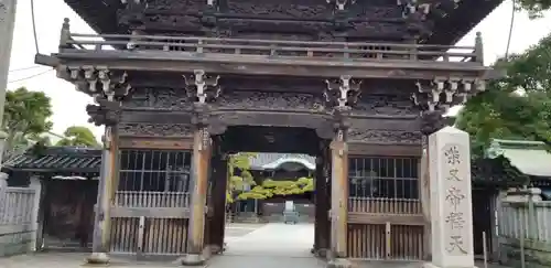 題経寺（柴又帝釈天）の山門