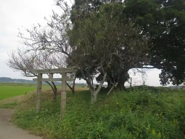裏つくば、恋瀬川沿いの神社の鳥居