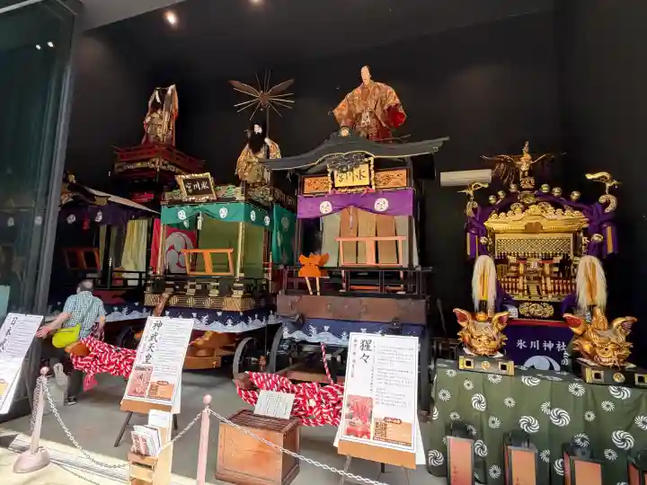 赤坂氷川神社の{uncategorized: "未分類", other: "その他", undefined: "問題あり", building: "その他建物", grave: "お墓", sacred_gate: "鳥居", guardian: "狛犬", statue: "像", buddha: "仏像", history: "歴史", nature: "自然", garden: "庭園", animal: "動物", pagoda: "塔", temizu: "手水舎", mountain_gate: "山門・神門", sanctuary: "本殿・本堂", subordinate: "末社・摂社", art: "芸術", scenery: "景色", jizo: "地蔵", ema: "絵馬", goshuin: "御朱印", omikuji: "おみくじ", items: "授与品その他", amulet: "お守り", goshuincho: "御朱印帳", eats: "食事", festival: "お祭り", votive_dance: "神楽", shichigosan: "七五三参", wedding: "結婚式", experience: "体験その他", initially: "初詣", around: "周辺", anti_infection: "感染症対策"}