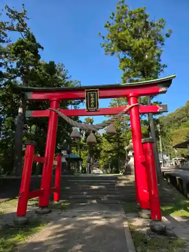 二上射水神社の{uncategorized: "未分類", other: "その他", undefined: "問題あり", building: "その他建物", grave: "お墓", sacred_gate: "鳥居", guardian: "狛犬", statue: "像", buddha: "仏像", history: "歴史", nature: "自然", garden: "庭園", animal: "動物", pagoda: "塔", temizu: "手水舎", mountain_gate: "山門・神門", sanctuary: "本殿・本堂", subordinate: "末社・摂社", art: "芸術", scenery: "景色", jizo: "地蔵", ema: "絵馬", goshuin: "御朱印", omikuji: "おみくじ", items: "授与品その他", amulet: "お守り", goshuincho: "御朱印帳", eats: "食事", festival: "お祭り", votive_dance: "神楽", shichigosan: "七五三参", wedding: "結婚式", experience: "体験その他", initially: "初詣", around: "周辺", anti_infection: "感染症対策"}