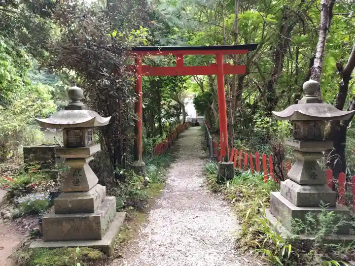 龗神神社の{uncategorized: "未分類", other: "その他", undefined: "問題あり", building: "その他建物", grave: "お墓", sacred_gate: "鳥居", guardian: "狛犬", statue: "像", buddha: "仏像", history: "歴史", nature: "自然", garden: "庭園", animal: "動物", pagoda: "塔", temizu: "手水舎", mountain_gate: "山門・神門", sanctuary: "本殿・本堂", subordinate: "末社・摂社", art: "芸術", scenery: "景色", jizo: "地蔵", ema: "絵馬", goshuin: "御朱印", omikuji: "おみくじ", items: "授与品その他", amulet: "お守り", goshuincho: "御朱印帳", eats: "食事", festival: "お祭り", votive_dance: "神楽", shichigosan: "七五三参", wedding: "結婚式", experience: "体験その他", initially: "初詣", around: "周辺", anti_infection: "感染症対策"}