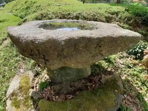 赤乳神社（春日大社境外末社）の{uncategorized: "未分類", other: "その他", undefined: "問題あり", building: "その他建物", grave: "お墓", sacred_gate: "鳥居", guardian: "狛犬", statue: "像", buddha: "仏像", history: "歴史", nature: "自然", garden: "庭園", animal: "動物", pagoda: "塔", temizu: "手水舎", mountain_gate: "山門・神門", sanctuary: "本殿・本堂", subordinate: "末社・摂社", art: "芸術", scenery: "景色", jizo: "地蔵", ema: "絵馬", goshuin: "御朱印", omikuji: "おみくじ", items: "授与品その他", amulet: "お守り", goshuincho: "御朱印帳", eats: "食事", festival: "お祭り", votive_dance: "神楽", shichigosan: "七五三参", wedding: "結婚式", experience: "体験その他", initially: "初詣", around: "周辺", anti_infection: "感染症対策"}