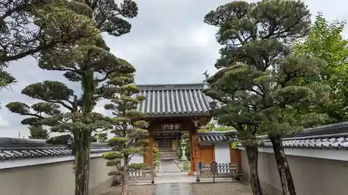 光明寺の山門