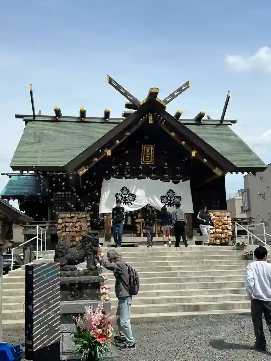 札幌諏訪神社の{uncategorized: "未分類", other: "その他", undefined: "問題あり", building: "その他建物", grave: "お墓", sacred_gate: "鳥居", guardian: "狛犬", statue: "像", buddha: "仏像", history: "歴史", nature: "自然", garden: "庭園", animal: "動物", pagoda: "塔", temizu: "手水舎", mountain_gate: "山門・神門", sanctuary: "本殿・本堂", subordinate: "末社・摂社", art: "芸術", scenery: "景色", jizo: "地蔵", ema: "絵馬", goshuin: "御朱印", omikuji: "おみくじ", items: "授与品その他", amulet: "お守り", goshuincho: "御朱印帳", eats: "食事", festival: "お祭り", votive_dance: "神楽", shichigosan: "七五三参", wedding: "結婚式", experience: "体験その他", initially: "初詣", around: "周辺", anti_infection: "感染症対策"}