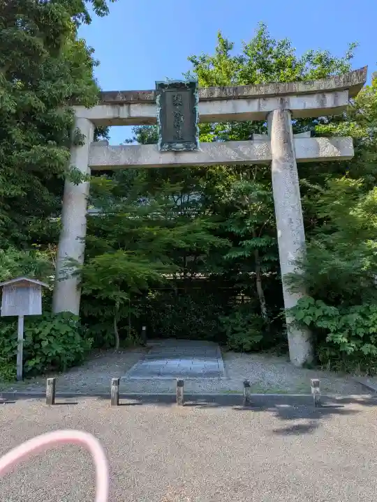 梨木神社の{uncategorized: "未分類", other: "その他", undefined: "問題あり", building: "その他建物", grave: "お墓", sacred_gate: "鳥居", guardian: "狛犬", statue: "像", buddha: "仏像", history: "歴史", nature: "自然", garden: "庭園", animal: "動物", pagoda: "塔", temizu: "手水舎", mountain_gate: "山門・神門", sanctuary: "本殿・本堂", subordinate: "末社・摂社", art: "芸術", scenery: "景色", jizo: "地蔵", ema: "絵馬", goshuin: "御朱印", omikuji: "おみくじ", items: "授与品その他", amulet: "お守り", goshuincho: "御朱印帳", eats: "食事", festival: "お祭り", votive_dance: "神楽", shichigosan: "七五三参", wedding: "結婚式", experience: "体験その他", initially: "初詣", around: "周辺", anti_infection: "感染症対策"}