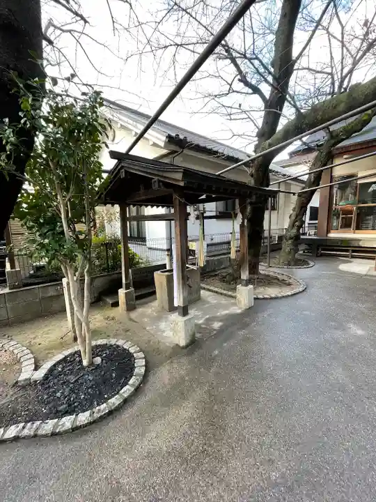 神明社の手水舎