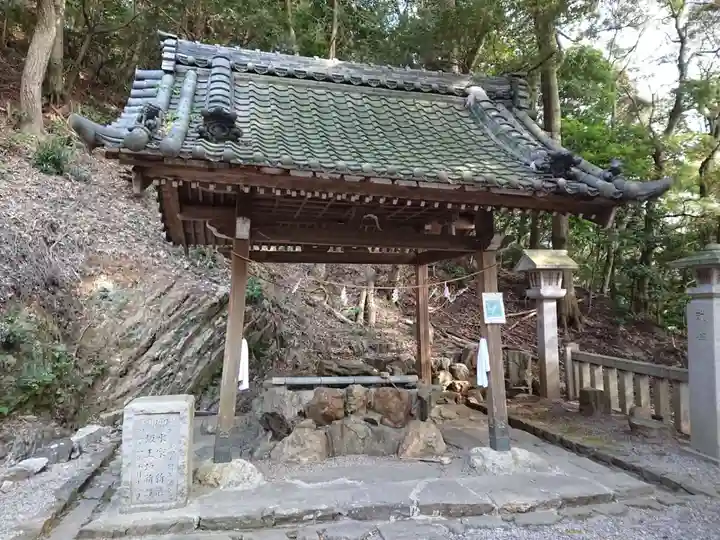 神明社の手水舎