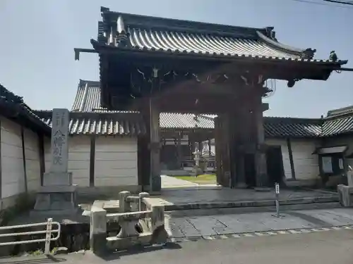 本願寺八幡別院の山門