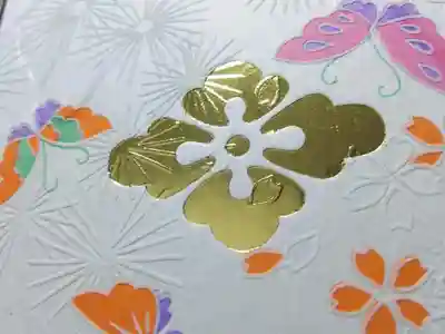 白無地に見えたところは、よく見ると桜などの模様が浮き出るようになっていました。
こういうのなんて言うんでしょう、エンボス加工…？