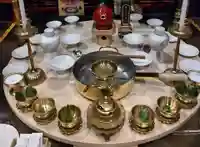 中央の銅鍋に温めた日本酒を入れて、白蛇様に何回もお掛けして金運招来を祈ります。白磁器には弁天様の好物をお供えします。