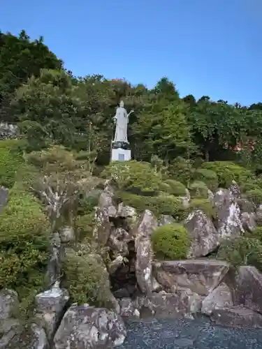 青岸渡寺の{uncategorized: "未分類", other: "その他", undefined: "問題あり", building: "その他建物", grave: "お墓", sacred_gate: "鳥居", guardian: "狛犬", statue: "像", buddha: "仏像", history: "歴史", nature: "自然", garden: "庭園", animal: "動物", pagoda: "塔", temizu: "手水舎", mountain_gate: "山門・神門", sanctuary: "本殿・本堂", subordinate: "末社・摂社", art: "芸術", scenery: "景色", jizo: "地蔵", ema: "絵馬", goshuin: "御朱印", omikuji: "おみくじ", items: "授与品その他", amulet: "お守り", goshuincho: "御朱印帳", eats: "食事", festival: "お祭り", votive_dance: "神楽", shichigosan: "七五三参", wedding: "結婚式", experience: "体験その他", initially: "初詣", around: "周辺", anti_infection: "感染症対策"}