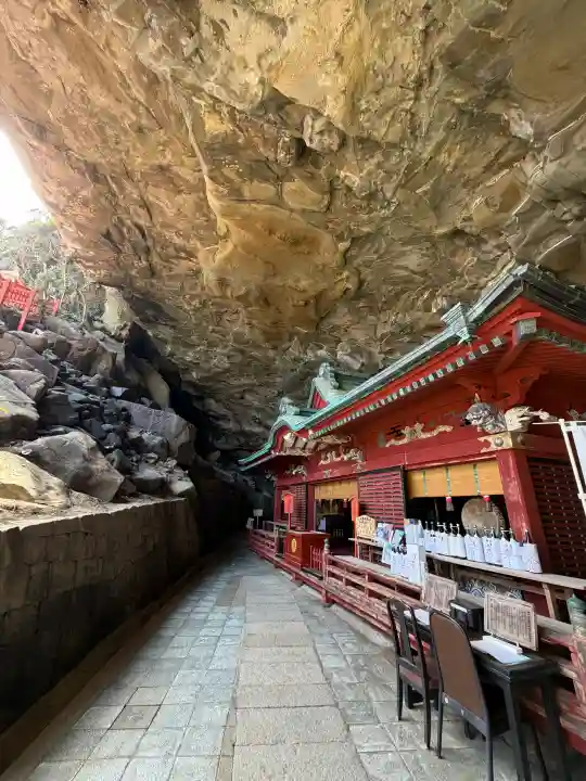 鵜戸神宮の{uncategorized: "未分類", other: "その他", undefined: "問題あり", building: "その他建物", grave: "お墓", sacred_gate: "鳥居", guardian: "狛犬", statue: "像", buddha: "仏像", history: "歴史", nature: "自然", garden: "庭園", animal: "動物", pagoda: "塔", temizu: "手水舎", mountain_gate: "山門・神門", sanctuary: "本殿・本堂", subordinate: "末社・摂社", art: "芸術", scenery: "景色", jizo: "地蔵", ema: "絵馬", goshuin: "御朱印", omikuji: "おみくじ", items: "授与品その他", amulet: "お守り", goshuincho: "御朱印帳", eats: "食事", festival: "お祭り", votive_dance: "神楽", shichigosan: "七五三参", wedding: "結婚式", experience: "体験その他", initially: "初詣", around: "周辺", anti_infection: "感染症対策"}