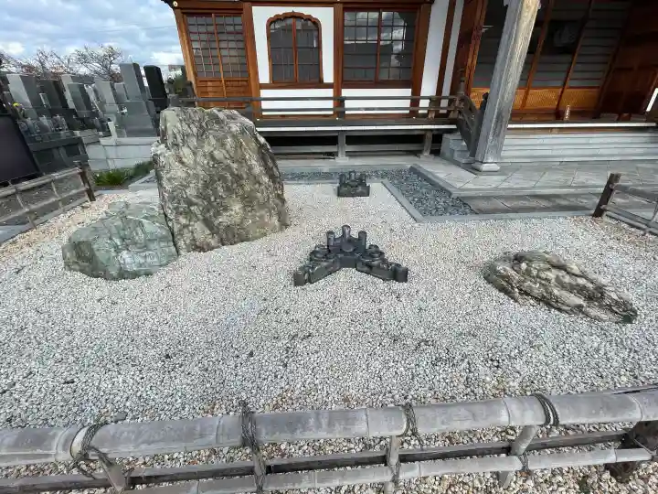 少林寺の{uncategorized: "未分類", other: "その他", undefined: "問題あり", building: "その他建物", grave: "お墓", sacred_gate: "鳥居", guardian: "狛犬", statue: "像", buddha: "仏像", history: "歴史", nature: "自然", garden: "庭園", animal: "動物", pagoda: "塔", temizu: "手水舎", mountain_gate: "山門・神門", sanctuary: "本殿・本堂", subordinate: "末社・摂社", art: "芸術", scenery: "景色", jizo: "地蔵", ema: "絵馬", goshuin: "御朱印", omikuji: "おみくじ", items: "授与品その他", amulet: "お守り", goshuincho: "御朱印帳", eats: "食事", festival: "お祭り", votive_dance: "神楽", shichigosan: "七五三参", wedding: "結婚式", experience: "体験その他", initially: "初詣", around: "周辺", anti_infection: "感染症対策"}