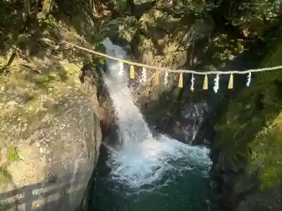 丹生川上神社（中社）の{uncategorized: "未分類", other: "その他", undefined: "問題あり", building: "その他建物", grave: "お墓", sacred_gate: "鳥居", guardian: "狛犬", statue: "像", buddha: "仏像", history: "歴史", nature: "自然", garden: "庭園", animal: "動物", pagoda: "塔", temizu: "手水舎", mountain_gate: "山門・神門", sanctuary: "本殿・本堂", subordinate: "末社・摂社", art: "芸術", scenery: "景色", jizo: "地蔵", ema: "絵馬", goshuin: "御朱印", omikuji: "おみくじ", items: "授与品その他", amulet: "お守り", goshuincho: "御朱印帳", eats: "食事", festival: "お祭り", votive_dance: "神楽", shichigosan: "七五三参", wedding: "結婚式", experience: "体験その他", initially: "初詣", around: "周辺", anti_infection: "感染症対策"}