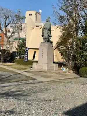 玉造稲荷神社分社の像
