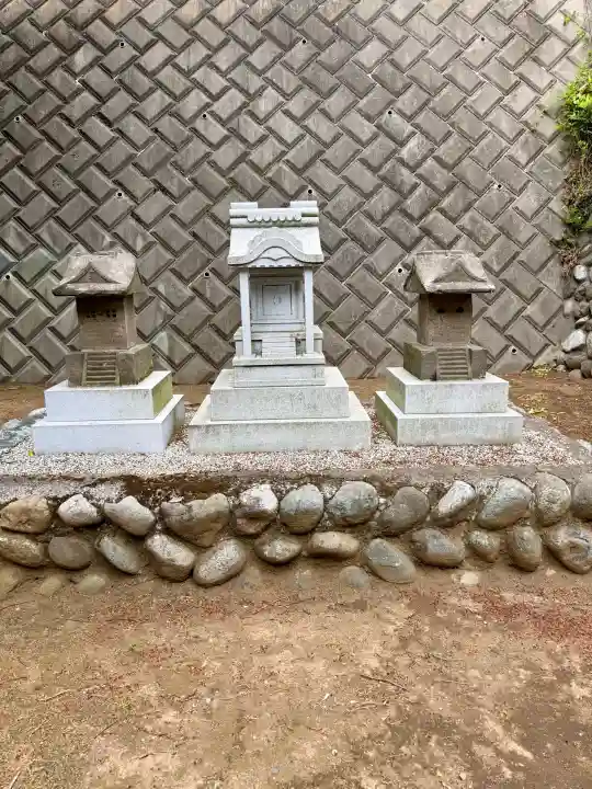 諏訪神社の{uncategorized: "未分類", other: "その他", undefined: "問題あり", building: "その他建物", grave: "お墓", sacred_gate: "鳥居", guardian: "狛犬", statue: "像", buddha: "仏像", history: "歴史", nature: "自然", garden: "庭園", animal: "動物", pagoda: "塔", temizu: "手水舎", mountain_gate: "山門・神門", sanctuary: "本殿・本堂", subordinate: "末社・摂社", art: "芸術", scenery: "景色", jizo: "地蔵", ema: "絵馬", goshuin: "御朱印", omikuji: "おみくじ", items: "授与品その他", amulet: "お守り", goshuincho: "御朱印帳", eats: "食事", festival: "お祭り", votive_dance: "神楽", shichigosan: "七五三参", wedding: "結婚式", experience: "体験その他", initially: "初詣", around: "周辺", anti_infection: "感染症対策"}