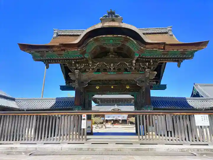 本山専修寺の山門・神門
