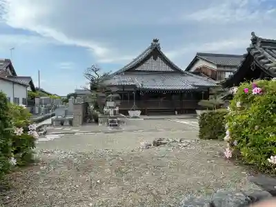 誓光寺の{uncategorized: "未分類", other: "その他", undefined: "問題あり", building: "その他建物", grave: "お墓", sacred_gate: "鳥居", guardian: "狛犬", statue: "像", buddha: "仏像", history: "歴史", nature: "自然", garden: "庭園", animal: "動物", pagoda: "塔", temizu: "手水舎", mountain_gate: "山門・神門", sanctuary: "本殿・本堂", subordinate: "末社・摂社", art: "芸術", scenery: "景色", jizo: "地蔵", ema: "絵馬", goshuin: "御朱印", omikuji: "おみくじ", items: "授与品その他", amulet: "お守り", goshuincho: "御朱印帳", eats: "食事", festival: "お祭り", votive_dance: "神楽", shichigosan: "七五三参", wedding: "結婚式", experience: "体験その他", initially: "初詣", around: "周辺", anti_infection: "感染症対策"}