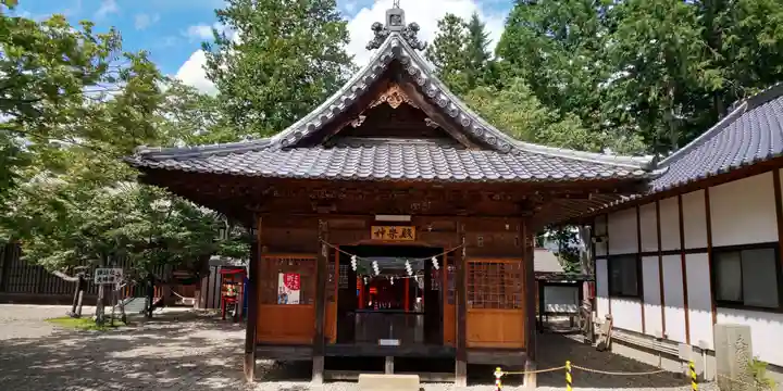 生島足島神社の本殿・本堂