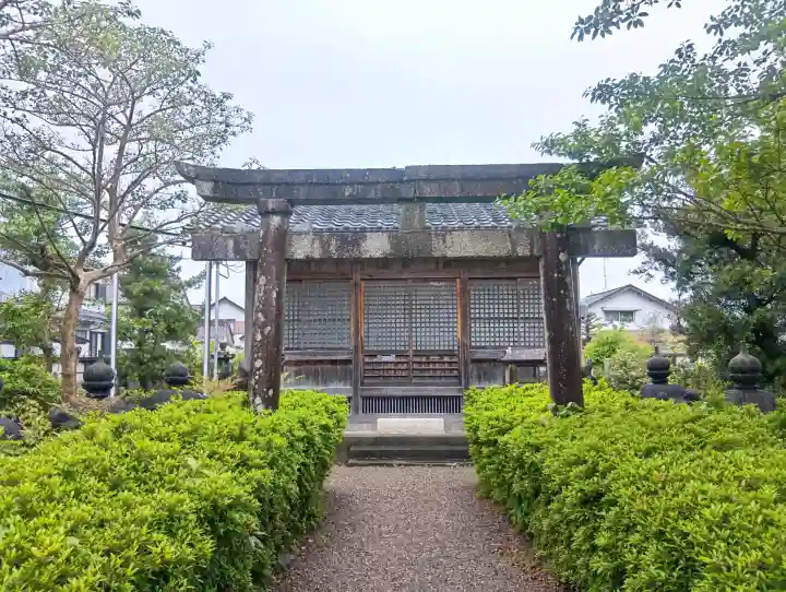 天王神社の{uncategorized: "未分類", other: "その他", undefined: "問題あり", building: "その他建物", grave: "お墓", sacred_gate: "鳥居", guardian: "狛犬", statue: "像", buddha: "仏像", history: "歴史", nature: "自然", garden: "庭園", animal: "動物", pagoda: "塔", temizu: "手水舎", mountain_gate: "山門・神門", sanctuary: "本殿・本堂", subordinate: "末社・摂社", art: "芸術", scenery: "景色", jizo: "地蔵", ema: "絵馬", goshuin: "御朱印", omikuji: "おみくじ", items: "授与品その他", amulet: "お守り", goshuincho: "御朱印帳", eats: "食事", festival: "お祭り", votive_dance: "神楽", shichigosan: "七五三参", wedding: "結婚式", experience: "体験その他", initially: "初詣", around: "周辺", anti_infection: "感染症対策"}