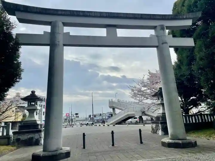 栃木縣護國神社の{uncategorized: "未分類", other: "その他", undefined: "問題あり", building: "その他建物", grave: "お墓", sacred_gate: "鳥居", guardian: "狛犬", statue: "像", buddha: "仏像", history: "歴史", nature: "自然", garden: "庭園", animal: "動物", pagoda: "塔", temizu: "手水舎", mountain_gate: "山門・神門", sanctuary: "本殿・本堂", subordinate: "末社・摂社", art: "芸術", scenery: "景色", jizo: "地蔵", ema: "絵馬", goshuin: "御朱印", omikuji: "おみくじ", items: "授与品その他", amulet: "お守り", goshuincho: "御朱印帳", eats: "食事", festival: "お祭り", votive_dance: "神楽", shichigosan: "七五三参", wedding: "結婚式", experience: "体験その他", initially: "初詣", around: "周辺", anti_infection: "感染症対策"}