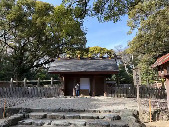 八剣宮(熱田神宮別宮)の{uncategorized: "未分類", other: "その他", undefined: "問題あり", building: "その他建物", grave: "お墓", sacred_gate: "鳥居", guardian: "狛犬", statue: "像", buddha: "仏像", history: "歴史", nature: "自然", garden: "庭園", animal: "動物", pagoda: "塔", temizu: "手水舎", mountain_gate: "山門・神門", sanctuary: "本殿・本堂", subordinate: "末社・摂社", art: "芸術", scenery: "景色", jizo: "地蔵", ema: "絵馬", goshuin: "御朱印", omikuji: "おみくじ", items: "授与品その他", amulet: "お守り", goshuincho: "御朱印帳", eats: "食事", festival: "お祭り", votive_dance: "神楽", shichigosan: "七五三参", wedding: "結婚式", experience: "体験その他", initially: "初詣", around: "周辺", anti_infection: "感染症対策"}