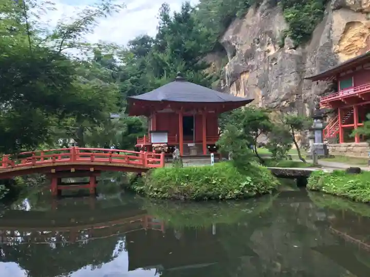達谷西光寺の庭園
