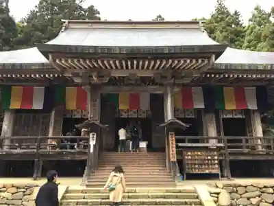 宝珠山 立石寺の本殿・本堂