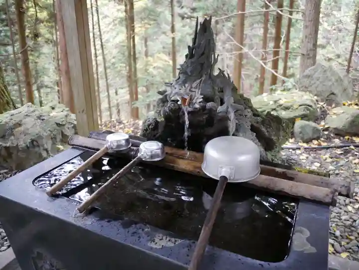 軍刀利神社の手水舎